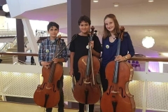 Siiri-Nora-und-David-in-der-Philharmonie-von-Berlin-fuer-das-Cellofest